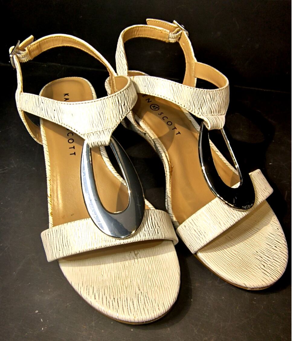 1949. Karen Scott Carmeyy Wedge Sandals White Silver